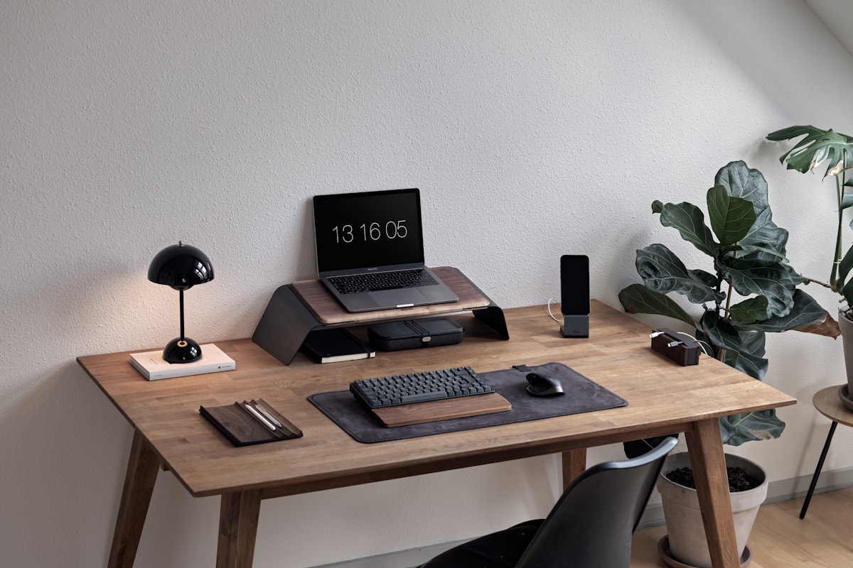 Mesa de trabajo con portátil y organización limpia.